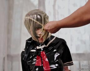 KIKI Latex JK hood breathplay on chair