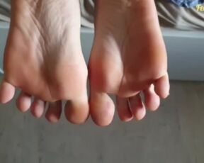 Massive Cum Spray over Soles, Feetcouple69 Huge Cumshot on Feet