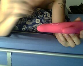 blonde excitée qui joue avec dildo