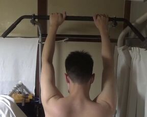 Challenge 6 pull-ups　asian teen boy training 04 筋トレ