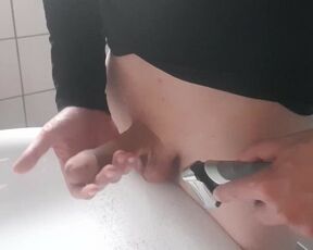 Guy shaving his dick and jerking off his soft dick