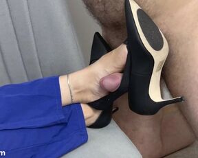 High heels job in an office with a big cumshot