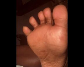 New EBONY giantess Shows off feet before Pedicure- Want to see more?