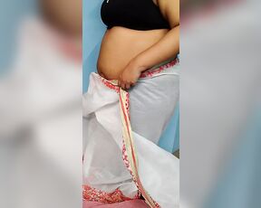 Hindi hot mom saree open video - Hot